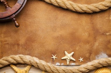 Deniz sembolleri - hawser, geminin direksiyon simidi ve deniz kum ve Kağıt arka plan üzerinde