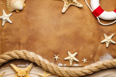 Deniz sembolleri - hawser, lifebuoy, kabukları ve denizyıldızı Kağıt arka plan üzerinde