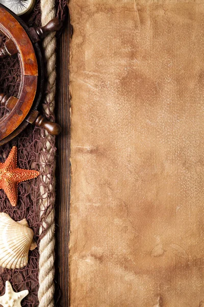 Boş kağıt sayfası, deniz yıldızı, deniz hayvanı kabuğu, balık ağı, hawser ve geminin direksiyon simidi 