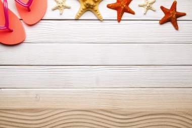 Yaz arka plan - flip flop ve denizyıldızı ahşap duvar arka plan üzerinde
