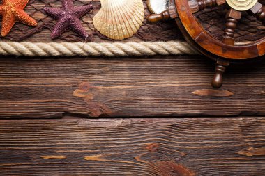 Deniz olta net, geminin direksiyon simidi, hawser ans kabukları ahşap tahta üzerinde arka plan-