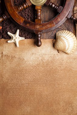 Boş kağıt sayfası, kabukları ve geminin direksiyon simidi üzerinde kahverengi balıkçılık net ve ahşap arka plan