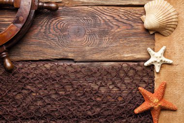 Kabukları, geminin direksiyon simidi ve balık ağı üzerinde ahşap masa 