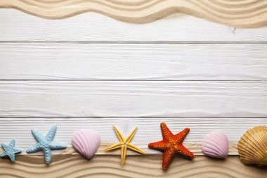 Deniz, plaj kum ve ahşap plakalar