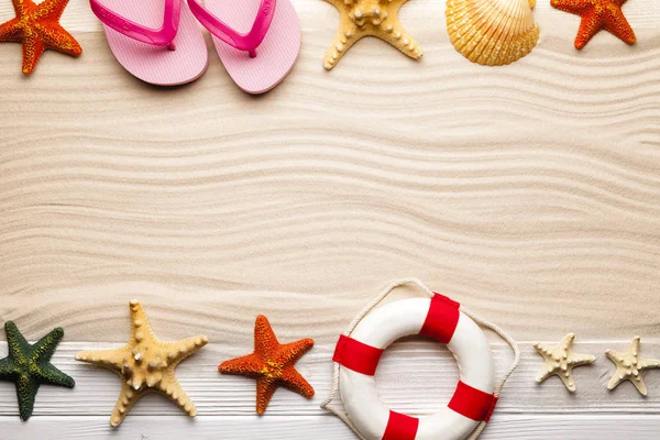 Fondo Verano Conchas Estrellas Mar Boya Salvavidas Chanclas Sobre Tabla —  Fotos de Stock