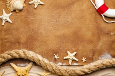 Hawser, kabuk; deniz yıldızı, lifebuoy ve plaj kum kağıt arka plan üzerinde