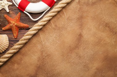 Deniz arka plan - kabukları, hawser, lifebuoy ve ahşap arka plan üzerinde boş kağıt sayfası