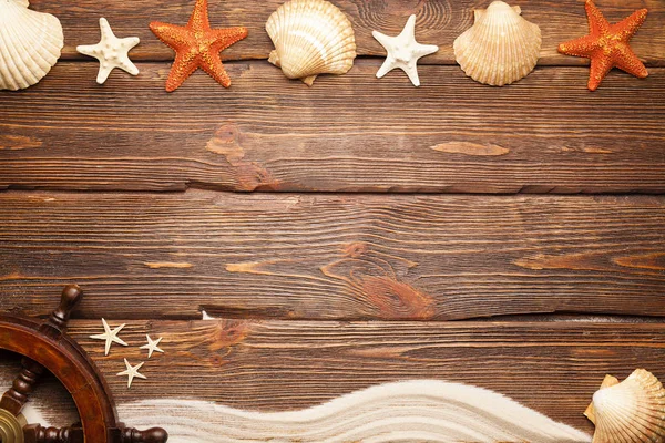 Deniz arka plan - geminin direksiyon simidi, sahil kumu ve kabukları ahşap tablo