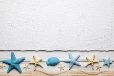 Deniz ve kum beyaz sıvalı arka planda