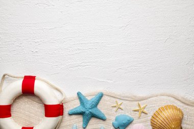 Lifebuoy ve beyaz arka plan üzerinde kabukları