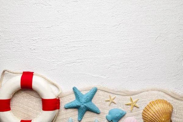 Lifebuoy ve beyaz arka plan üzerinde kabukları