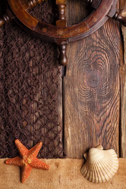 Kabukları, geminin direksiyon simidi ve balık ağı üzerinde ahşap masa 