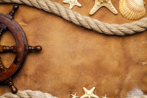 Sembolleri - geminin direksiyon simidi, hawser ve Kağıt arka plan üzerinde seashell Yatçılık