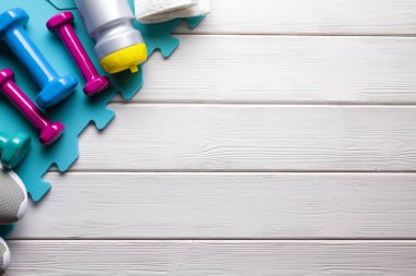 Spor arka plan - halter, havlu, su ve spor ayakkabı ahşap tablo