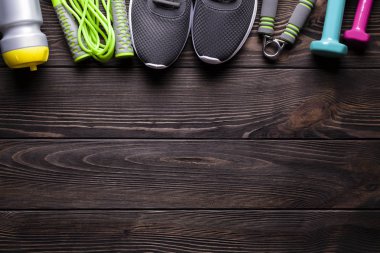 Fitness Ekipmanları - su, ip, spor ayakkabı ve halter ahşap tahtada atlama