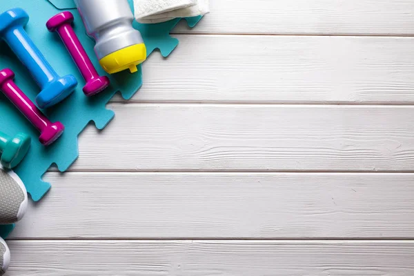 Spor arka plan - halter, havlu, su ve spor ayakkabı ahşap tablo