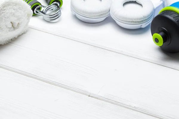 Fitness Symbole Wasser Handtuch Und Kopfhörer Auf Weißen Holzplanken — Stockfoto