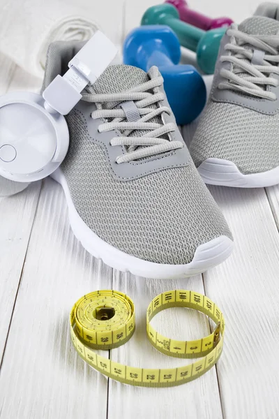 Sport Und Gesundheitssymbole Schuhe Kopfhörer Hantel Handtuch Und Maß Auf — Stockfoto