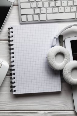 Kopyalama alanı, smartphone, kulaklık, tablet ve bilgisayar klavye ile not etmek