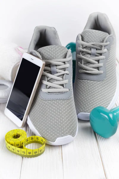 Smartphone Ακουστικά Αθλητικά Παπούτσια Αλτήρες Και Μεζούρα Ξύλινη Σανίδα — Φωτογραφία Αρχείου