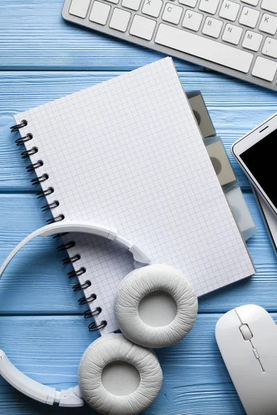 Auriculares Bloc Notas Ratón Teclado Sobre Fondo Azul Madera — Foto de Stock