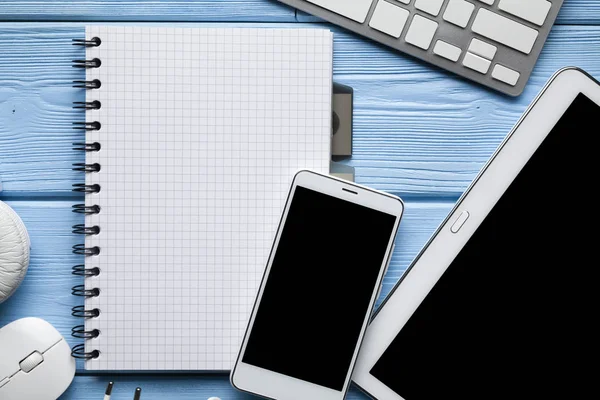 Notizbuch Smartphone Tablet Und Computerzubehör Auf Blauem Holztisch — Stockfoto
