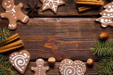 Noel gingerbread çerezleri, tarçın, fındık ve Ladin ağacı ahşap masa