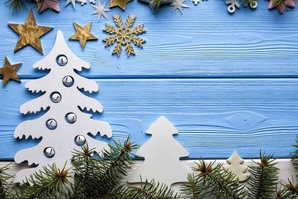 Décorations Noël Épinette Étoiles Flocons Neige Sur Table Bois Bleu — Photo