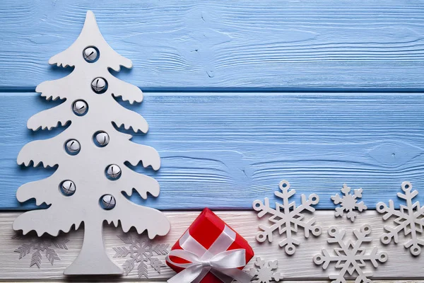 クリスマスの装飾 木製ツリーと雪の結晶と白と青の背景に赤いギフト ボックス — ストック写真