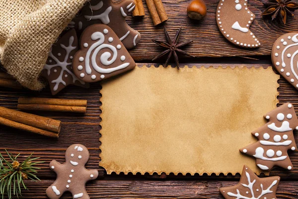 白紙のカード クリスマスのジンジャーブレッド クッキーと木製の背景にスパイス — ストック写真