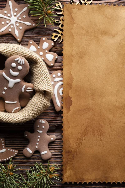 Galletas Navidad Jengibre Hoja Papel Blanco Sobre Fondo Madera —  Fotos de Stock