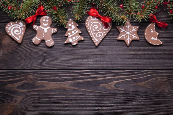 木製のテーブルでクリスマス クッキー スプルース ツリーと赤弓 — ストック写真