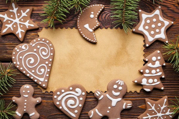 Χριστουγεννιάτικο Φόντο Χαρτί Καρτών Και Μελόψωμο Cookies Ξύλινο Τραπέζι — Φωτογραφία Αρχείου