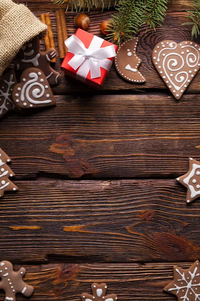 Karácsonyi Cookie Piros Ajándék Doboz Fahéjat Mogyoró Háttér — Stock Fotó