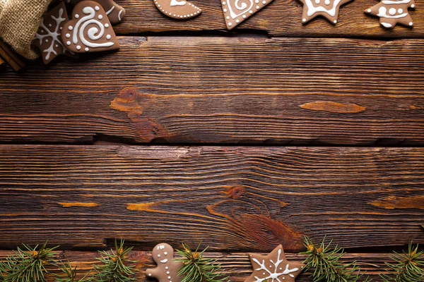 ジンジャーブレッド クリスマス クッキーと木製の背景にトウヒ — ストック写真