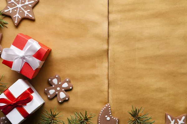 Χριστουγεννιάτικα Μπισκότα Και Δύο Κουτιά Δώρου Φόντο Του Χαρτιού — Φωτογραφία Αρχείου