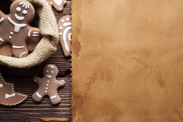 空白の紙のシートと木製のテーブルでクリスマス クッキー — ストック写真