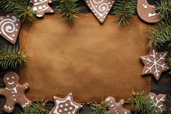 クリスマス クッキー トウヒの木と木製のテーブルに手作りの紙シートの支店 — ストック写真