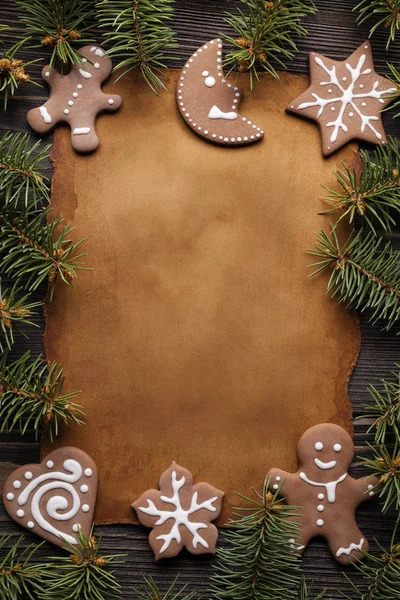 クリスマス クッキー トウヒの木と木製のテーブルに手作りの紙シートの支店 — ストック写真