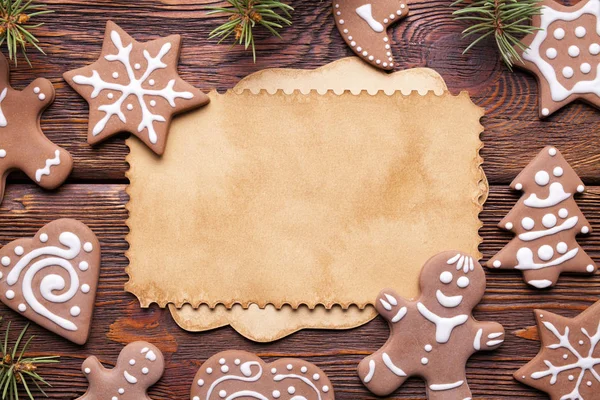 Biscotti Pan Zenzero Natale Foglio Carta Bianco Sfondo Legno — Foto Stock