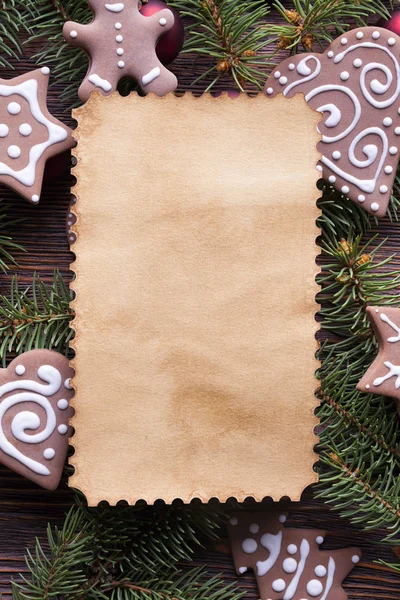 空白の紙のシート ジンジャーブレッドのクッキーおよびトウヒ木のテーブルに — ストック写真