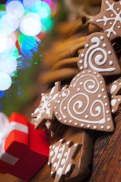 Caja Regalo Roja Galletas Jengibre Decoradas Navidad Iluminación Fondo Colorido — Foto de Stock