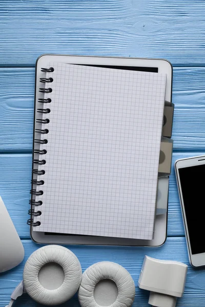 Cuaderno Notas Sobre Tablet Smartphone Auriculares Blancos Sobre Fondo Madera — Foto de Stock