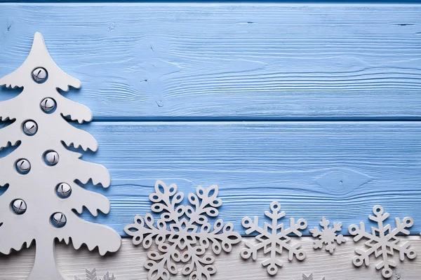 Fundo Natal Árvore Madeira Flocos Neve Mesa Branca Azul — Fotografia de Stock