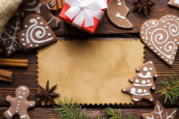 Karácsonyi Háttér Kártya Üres Papír Mézeskalács Cookie Kat Fűszerek Fából — Stock Fotó