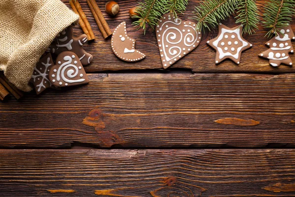 Galletas de Navidad de pan de jengibre y abeto sobre fondo de madera — Foto de Stock