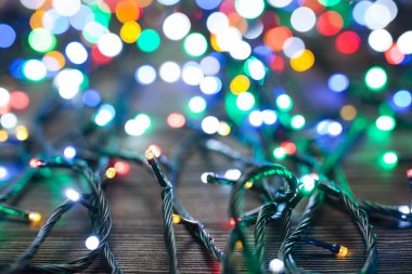 Arka plan - ahşap masa üzerinde çeşitli renklerde ışık