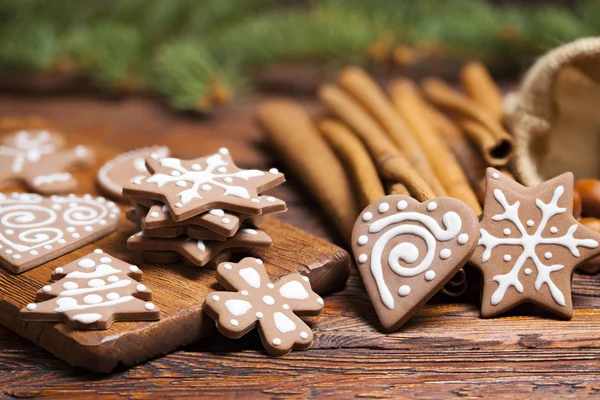 ジンジャーブレッド クリスマス クッキーと木製のテーブルにシナモンスティック — ストック写真
