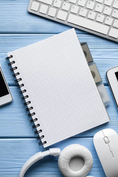 Cuaderno Con Espacio Para Copiar Auriculares Ratón Teclado Mesa Madera — Foto de Stock