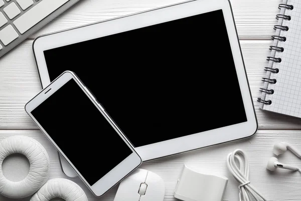 Tableta Digital Moderna Blanca Smartphone Auriculares Ratón Ordenador Teclado Sobre —  Fotos de Stock